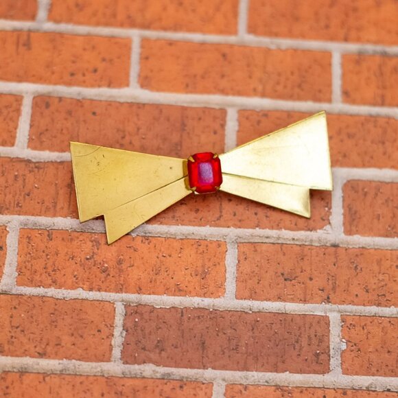 Vintage Gold Tone Geometric Ribbon Red Rhinestone Brass Brooch - W26 - Picture 1 of 2